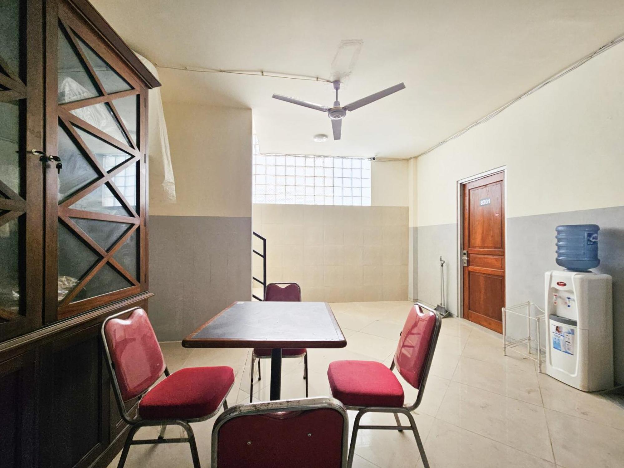 Hotel Reddoorz At Pucang Anom Timur 2*